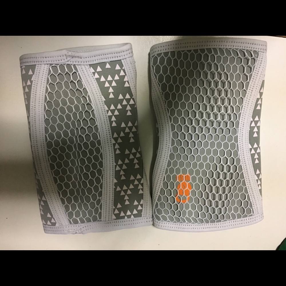 Knee sleeves